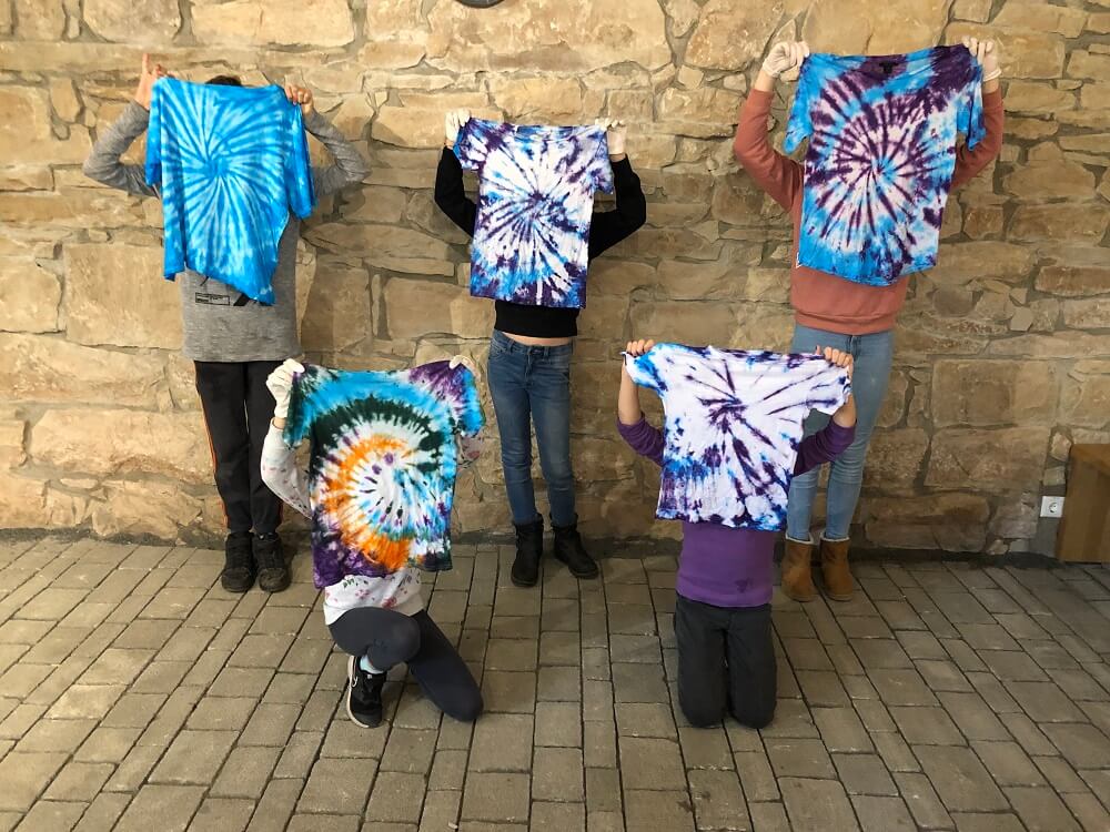 Kinder halten gebatikte T-Shirts