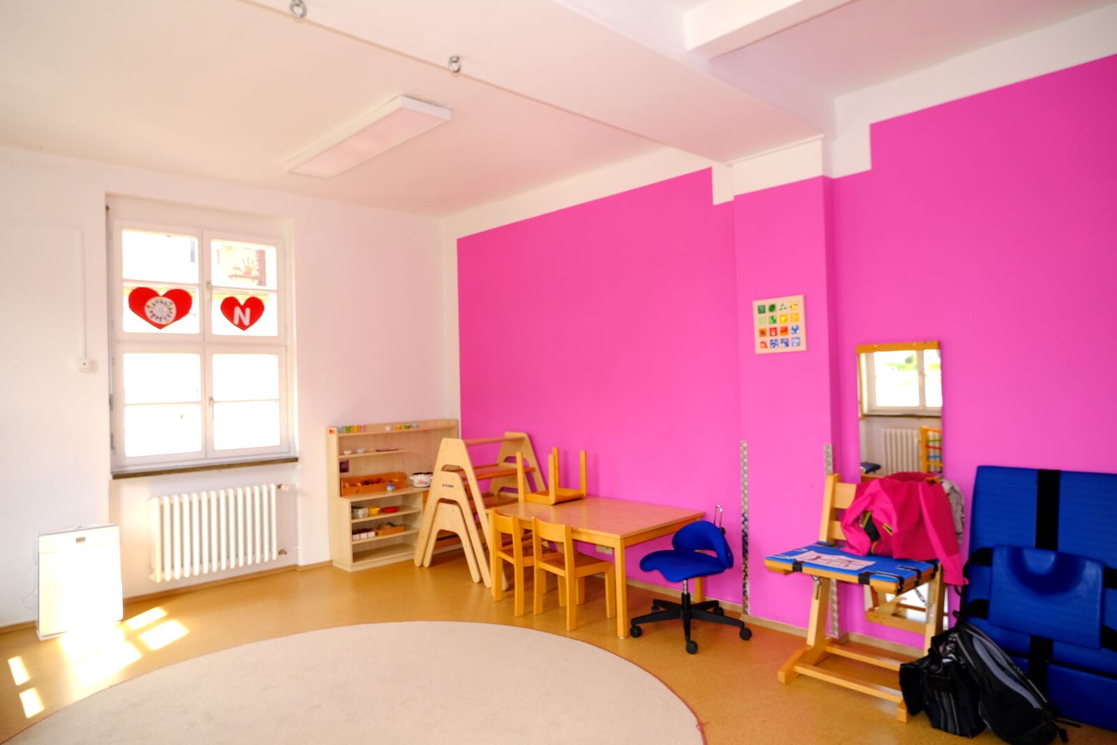 Spielzimmer mit rosa Wänden