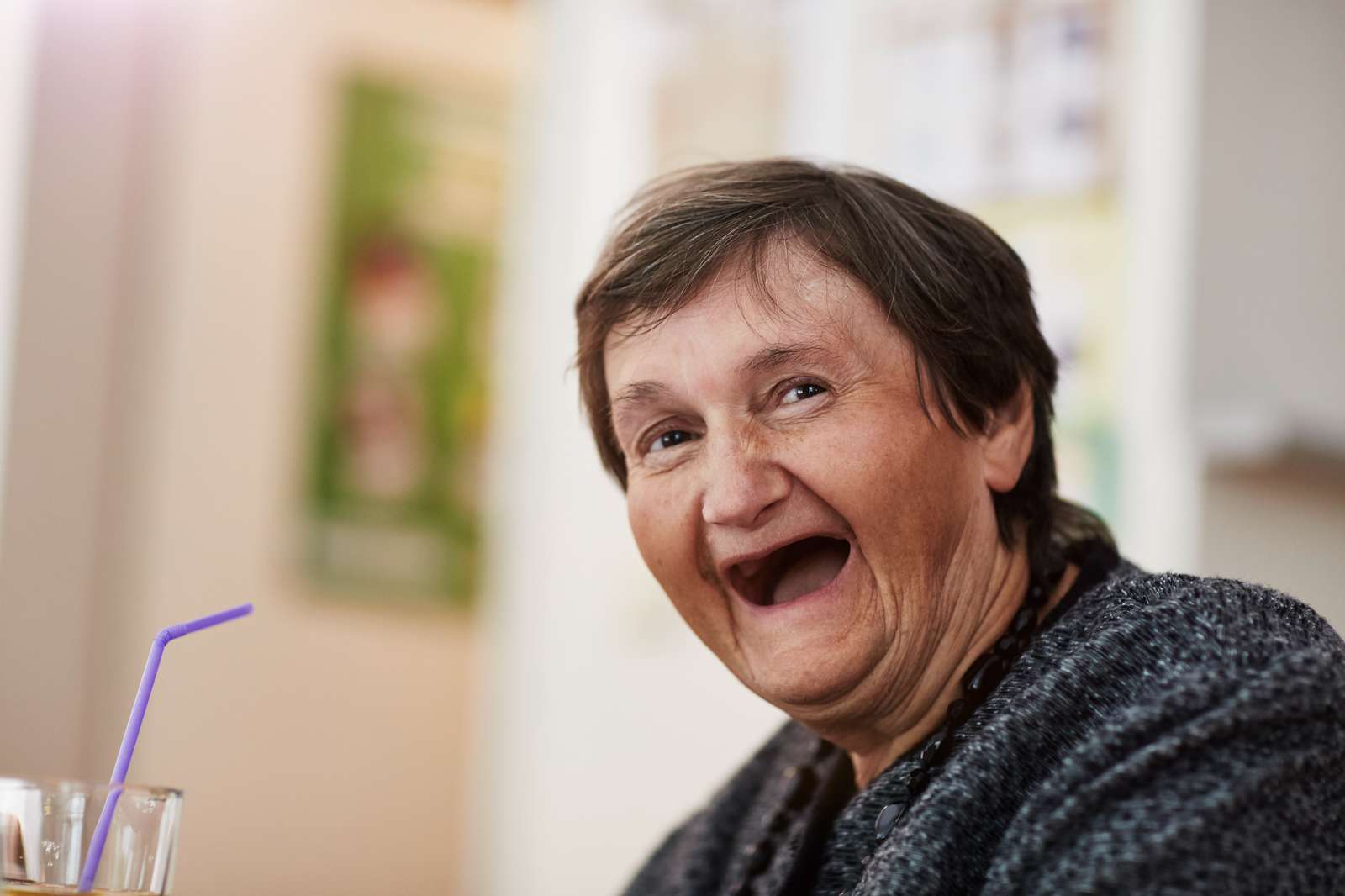 Eine ältere Dame lacht